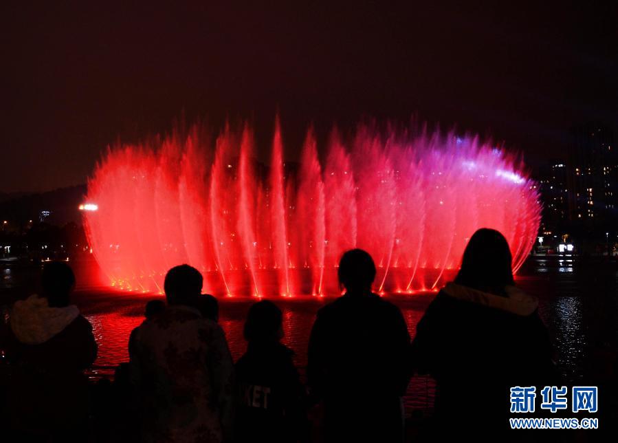 2月15日，市民在观赏梅溪湖音乐喷泉。近日，位于湖南省长沙市的梅溪湖音乐喷泉经修缮后重新开放。喷泉与灯光交织，变幻出绚丽多姿的水柱，跟随音乐翩翩律动，吸引市民驻足观赏。新华社记者 陈振海 摄