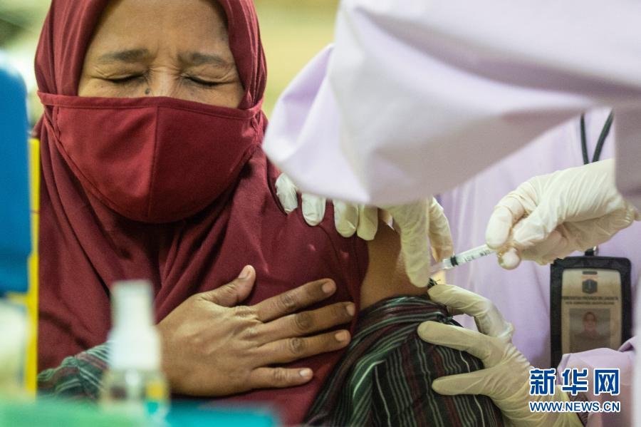 　　2月17日，一位商贩在印度尼西亚雅加达丹拿旺市场接种新冠疫苗。在接下来的6天时间里，丹拿旺市场预计将有5.5万人接种新冠疫苗。当日，印尼启动新冠疫苗接种第二阶段。新华社发（维里摄）