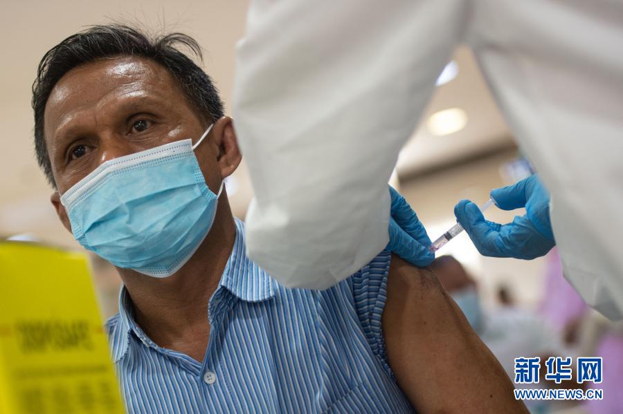 　　2月17日，一位商贩在印度尼西亚雅加达丹拿旺市场接种新冠疫苗。在接下来的6天时间里，丹拿旺市场预计将有5.5万人接种新冠疫苗。当日，印尼启动新冠疫苗接种第二阶段。新华社发（维里摄）