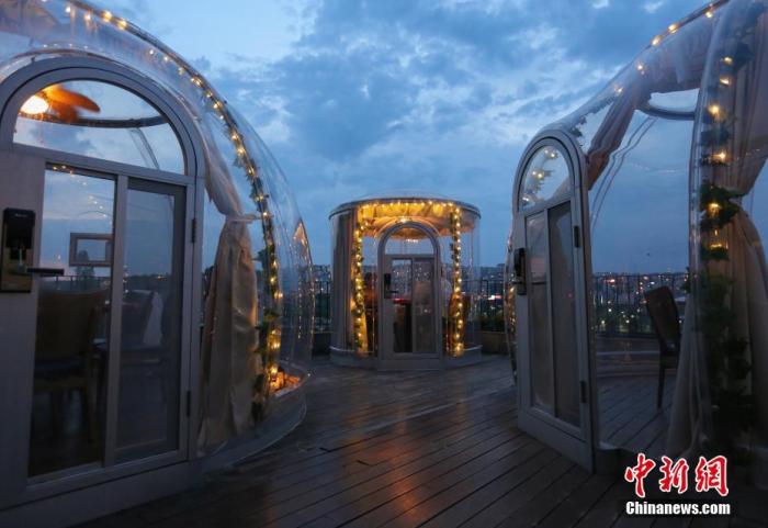 当地时间2020年6月16日,土耳其伊斯坦布尔,为保持用餐期间“社交距离”,一家餐厅设置了“圆顶”形状的隔离用餐区。土耳其从6月1日起解除一系列新冠肺炎疫情防控措施。 图片来源:视觉中国 点击进入下一页