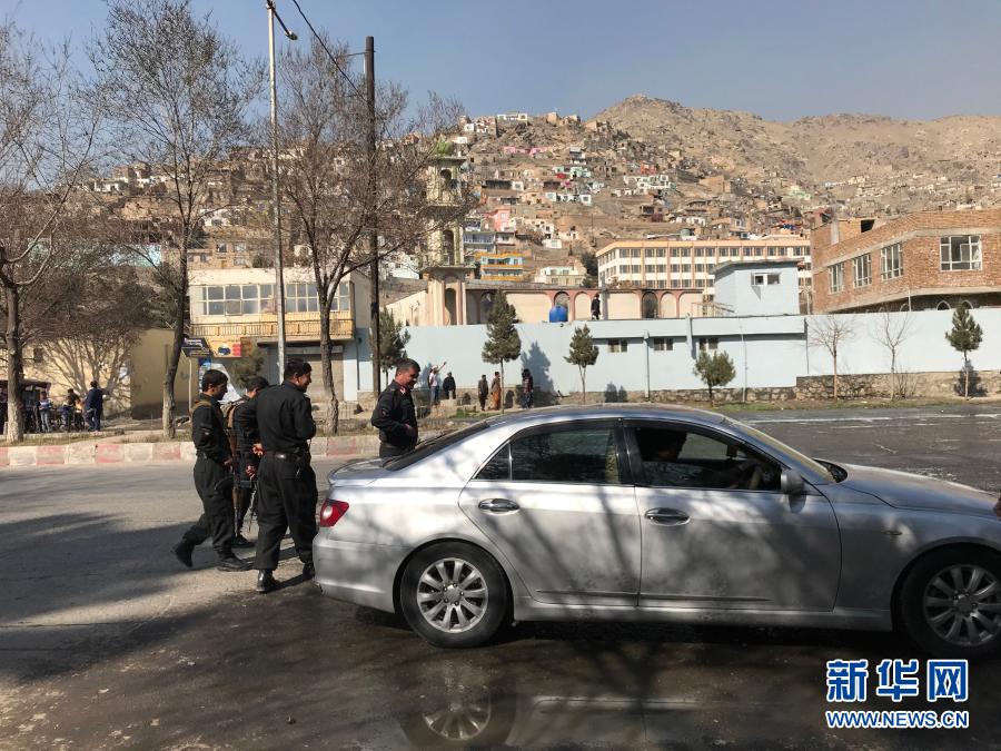 　　2月18日，安全人员在阿富汗首都喀布尔的炸弹袭击现场工作。　　阿富汗首都喀布尔市警方18日证实，喀布尔大学附近当天发生一起炸弹袭击，造成2人死亡。 喀布尔市警察局发言人费尔道斯·法拉马兹说，当地时间上午11时25分，在喀布尔第3警区的喀布尔大学大门附近，一辆轿车遭遇磁性炸弹袭击。死者中有一人为喀布尔大学教师。警方正在调查这起袭击事件。　　新华社发