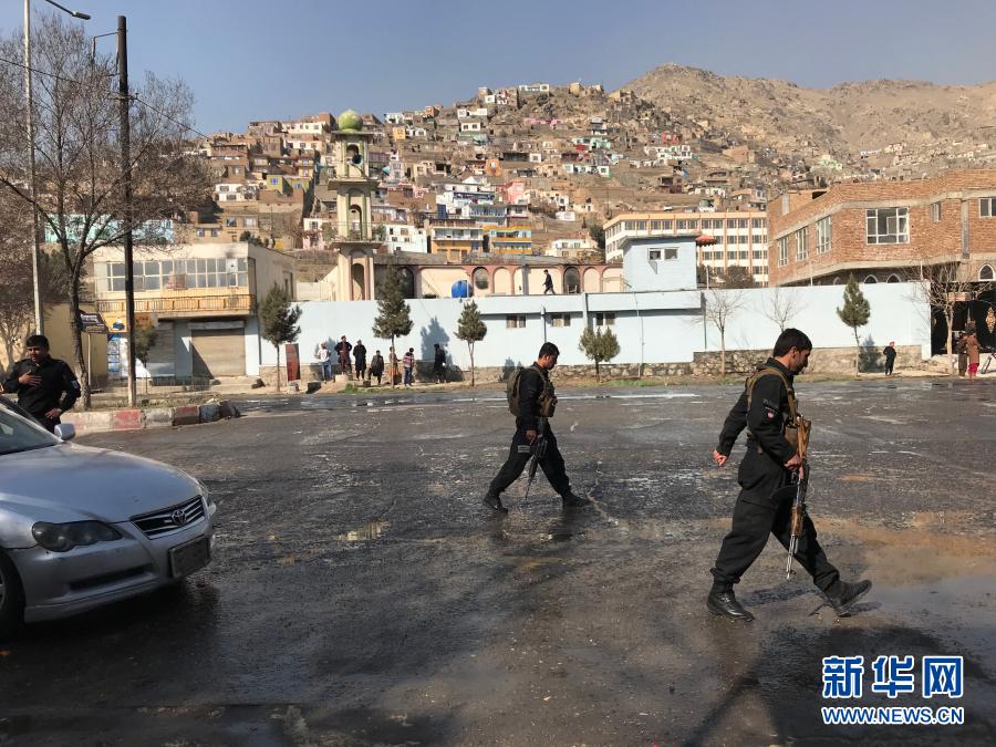 　　2月18日，安全人员在阿富汗首都喀布尔的炸弹袭击现场工作。　　阿富汗首都喀布尔市警方18日证实，喀布尔大学附近当天发生一起炸弹袭击，造成2人死亡。 喀布尔市警察局发言人费尔道斯·法拉马兹说，当地时间上午11时25分，在喀布尔第3警区的喀布尔大学大门附近，一辆轿车遭遇磁性炸弹袭击。死者中有一人为喀布尔大学教师。警方正在调查这起袭击事件。　　新华社发
