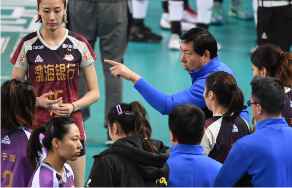 天津队主教练王宝泉（右上）在比赛间隙向球员布置战术。新华社记者 邓华 摄