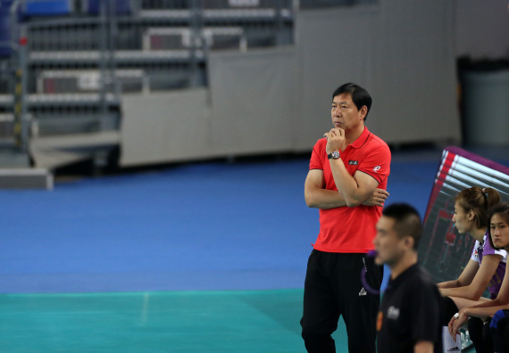 天津队教练王宝泉（左）在比赛中观战。新华社记者秦朗摄