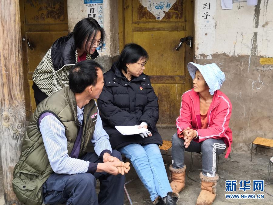 　　2月9日，张桂梅在家访时与学生家长交谈。新华社发（王秀丽 摄）