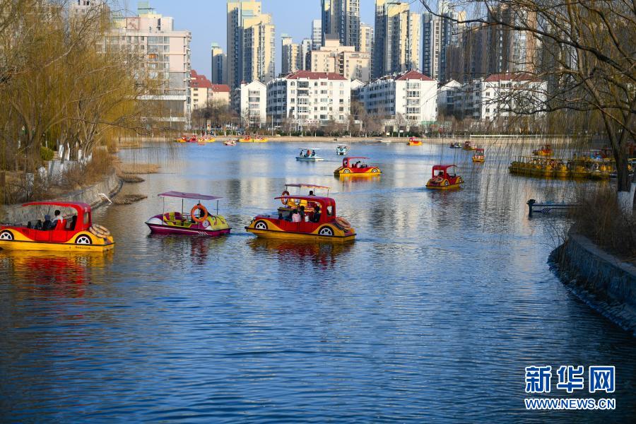 2月20日，在天津市南开区南翠屏公园，游人划船享春色。当日，天津天气晴好，在春色暖阳吸引下，人们来到户外，划船、跑步、休闲、散步，乐享春日美好。新华社发（孙凡越 摄）