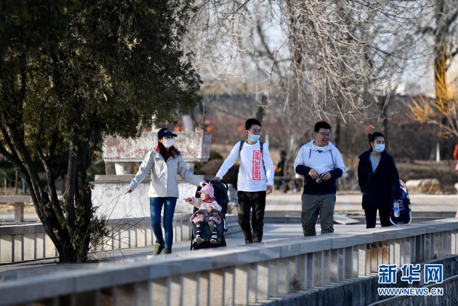 2月20日，人们在天津市水上公园内散步。新华社记者 赵子硕 摄