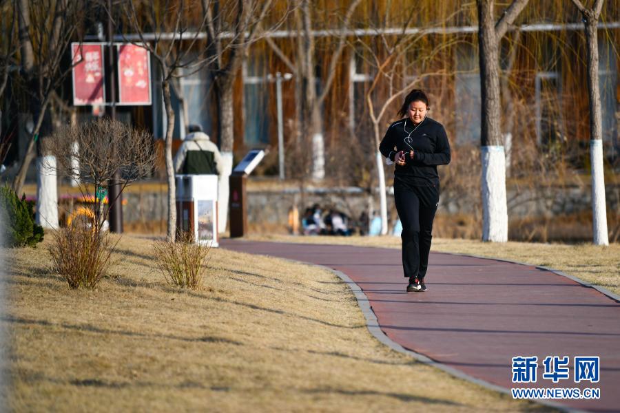 2月20日，在天津市南开区南翠屏公园，市民沿公园步道跑步。新华社发（孙凡越 摄）