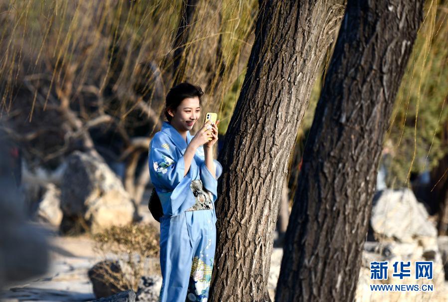 2月20日，游客在天津市水上公园内拍照。新华社记者 赵子硕 摄