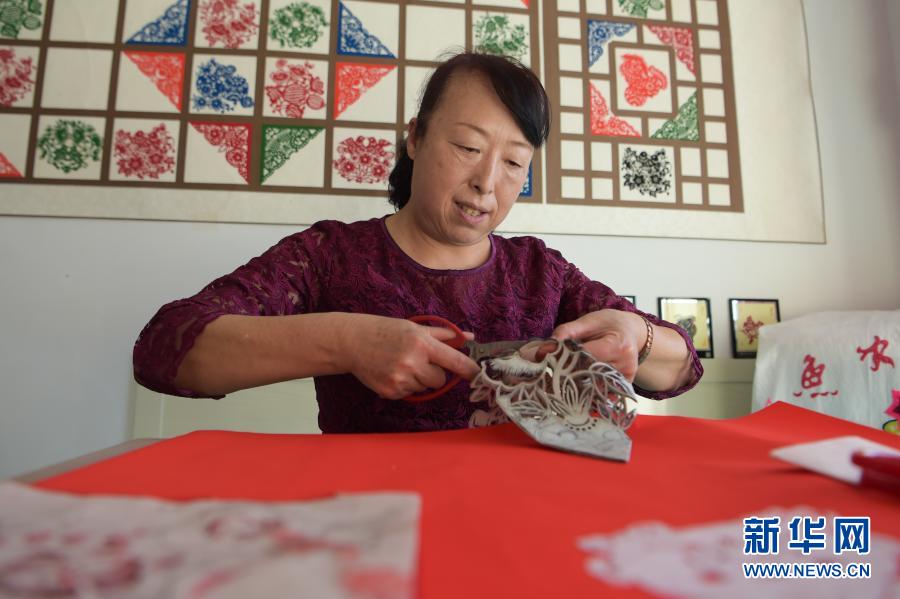 　　2月21日，在乌海市海南区新桥花园，李华在家中剪纸。新华社记者 李志鹏 摄