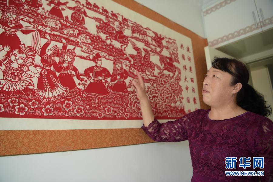　　2月21日，在乌海市海南区新桥花园，李华在展示剪纸作品。新华社记者 李志鹏 摄