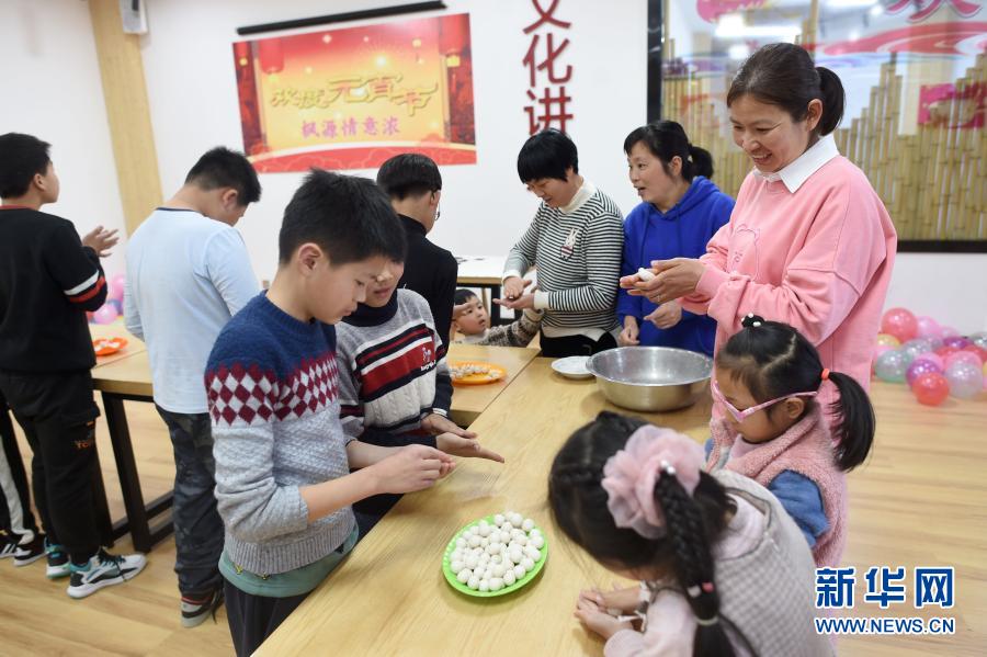 　　2月21日，枫源村文化礼堂志愿者和村里的小朋友一起搓汤圆。　　当日，浙江省诸暨市枫桥镇枫源村文化礼堂志愿者和村里的小朋友一起做花灯、搓汤圆，为村里老人送上汤圆，迎接即将到来的元宵佳节。　　新华社记者 韩传号 摄