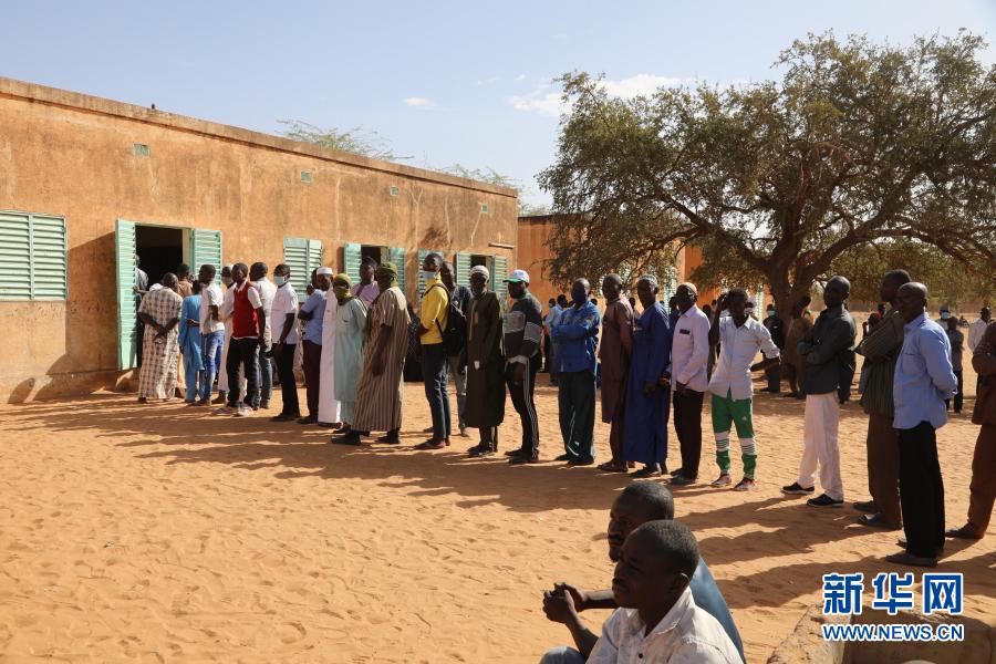 　　2月21日，人们在尼日尔蒂拉贝里省的一处投票站外排队等待投票。　　尼日尔21日举行第二轮总统选举，在首轮投票中得票率居前两位的尼日尔争取民主和社会主义党候选人穆罕默德·巴祖姆、尼前总统马哈曼·奥斯曼角逐总统职位。尼日尔各地投票站于当地时间21日8时开放，19时关闭。尼日尔全国登记选民超过740万，设有约2.6万个投票站。　　新华社发