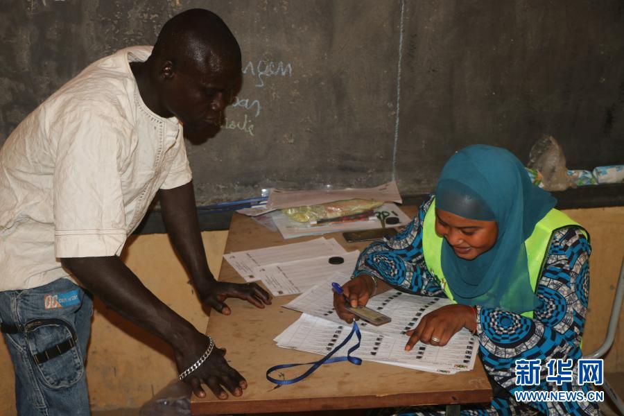 　　2月21日，一名选民在尼日尔蒂拉贝里省的一处投票站核对信息。新华社发