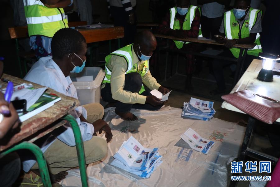 　　2月21日，工作人员在尼日尔尼亚美的一处投票站计票。新华社发