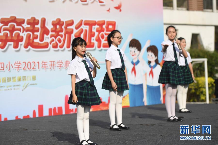 　　2月22日，福州教育学院附属第四小学学生在春季开学典礼上表演节目。新华社记者 宋为伟 摄
