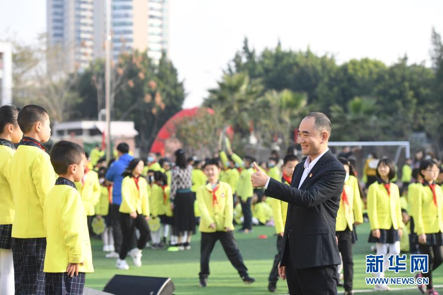 　　2月22日，在福州教育学院附属第四小学春季开学典礼上，校长向台上学生竖起大拇指。新华社记者 宋为伟 摄