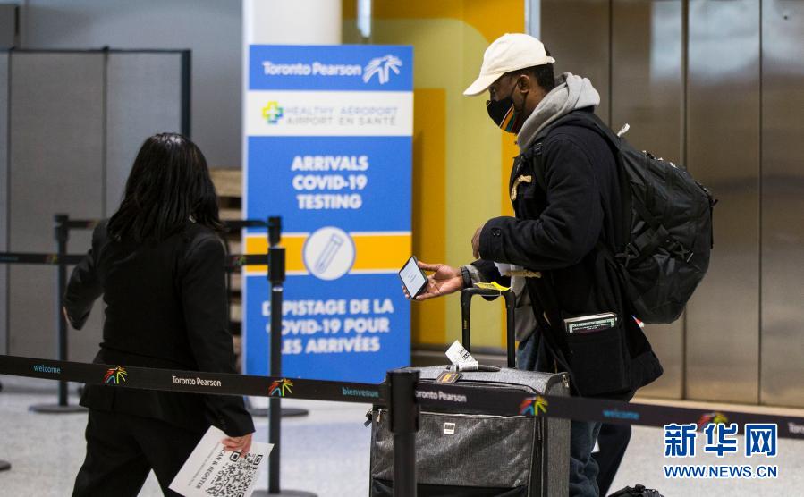 　　2月22日，在加拿大安大略省多伦多皮尔逊国际机场，一名入境旅客前往新冠病毒检测站。　　从当日起，加拿大对入境者实施强制检疫隔离措施。入境者须在机场接受新冠病毒检测，然后到政府指定的酒店隔离3天，等待检测结果，所有费用自理；如检测结果阴性，入境者可搭乘交通工具离开，但须在住所继续隔离14天；如结果阳性，入境者将被送往政府指定的医疗机构接受隔离治疗；所有国际航班只能在多伦多、蒙特利尔、温哥华和卡尔加里4个市的机场降落。　　新华社发（邹峥摄）