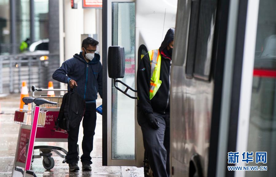 　　2月22日，在加拿大安大略省多伦多皮尔逊国际机场，入境旅客准备登上前往指定隔离酒店的班车。　　从当日起，加拿大对入境者实施强制检疫隔离措施。入境者须在机场接受新冠病毒检测，然后到政府指定的酒店隔离3天，等待检测结果，所有费用自理；如检测结果阴性，入境者可搭乘交通工具离开，但须在住所继续隔离14天；如结果阳性，入境者将被送往政府指定的医疗机构接受隔离治疗；所有国际航班只能在多伦多、蒙特利尔、温哥华和卡尔加里4个市的机场降落。　　新华社发（邹峥摄）