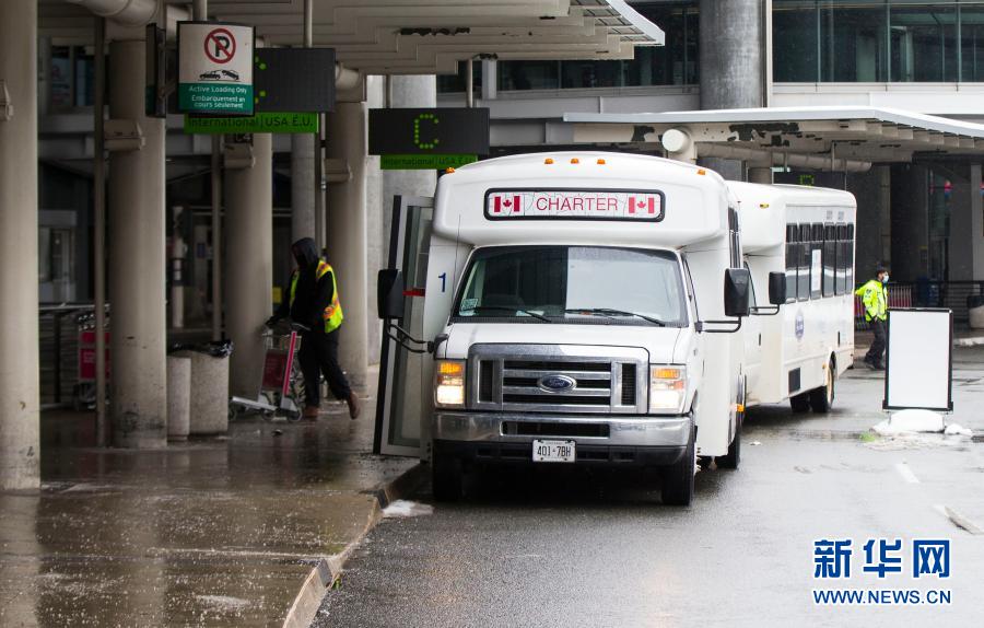 　　这是2月22日在加拿大多伦多皮尔逊国际机场拍摄的运送入境旅客到指定隔离酒店的班车。　　从2月22日起，加拿大对入境者实施强制检疫隔离措施。入境者须在机场接受新冠病毒检测，然后到政府指定的酒店隔离3天，等待检测结果，所有费用自理；如检测结果阴性，入境者可搭乘交通工具离开，但须在住所继续隔离14天；如结果阳性，入境者将被送往政府指定的医疗机构接受隔离治疗。　　新华社发（邹峥摄）