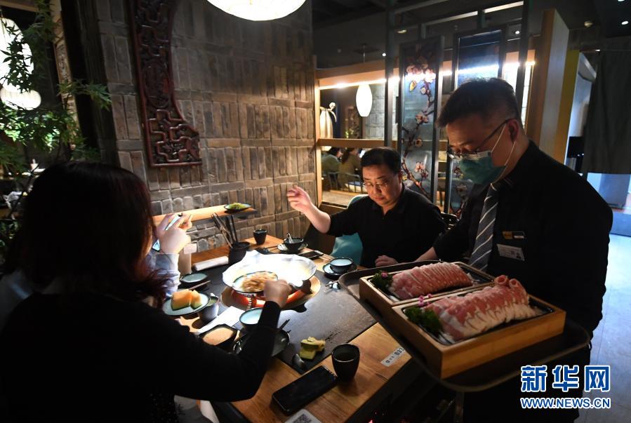 　　2月22日，顾客在石家庄市桥西区华润万象城一家餐厅内用餐。　　自当日起，石家庄市餐饮行业企业有序恢复堂食经营。为做好疫情防控，石家庄市要求餐饮企业建立顾客预约制度，合理安排顾客到店就餐时间，且就餐人数不超过接待能力的50%。　　新华社记者 王晓 摄