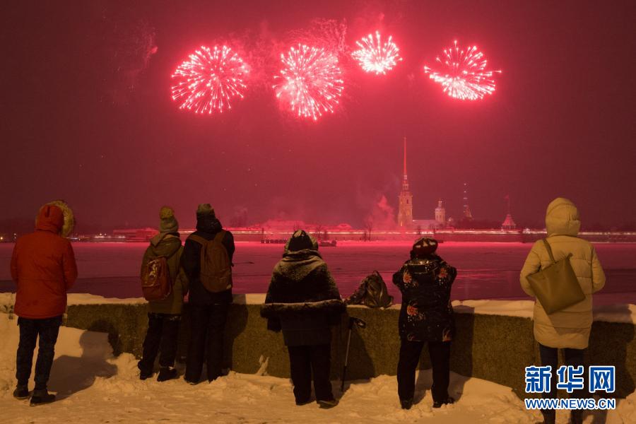 2月23日，俄罗斯圣彼得堡彼得堡罗要塞上空燃起烟花。当晚，俄罗斯圣彼得堡燃放烟花庆祝祖国保卫者日。新华社发（莫京娜 摄）