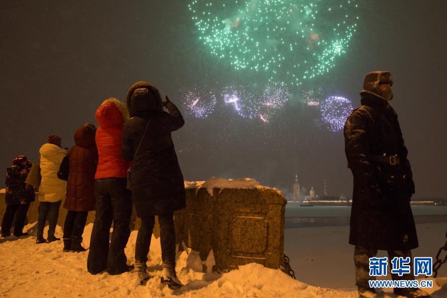 2月23日，俄罗斯圣彼得堡彼得堡罗要塞上空燃起烟花。当晚，俄罗斯圣彼得堡燃放烟花庆祝祖国保卫者日。新华社发（莫京娜 摄）