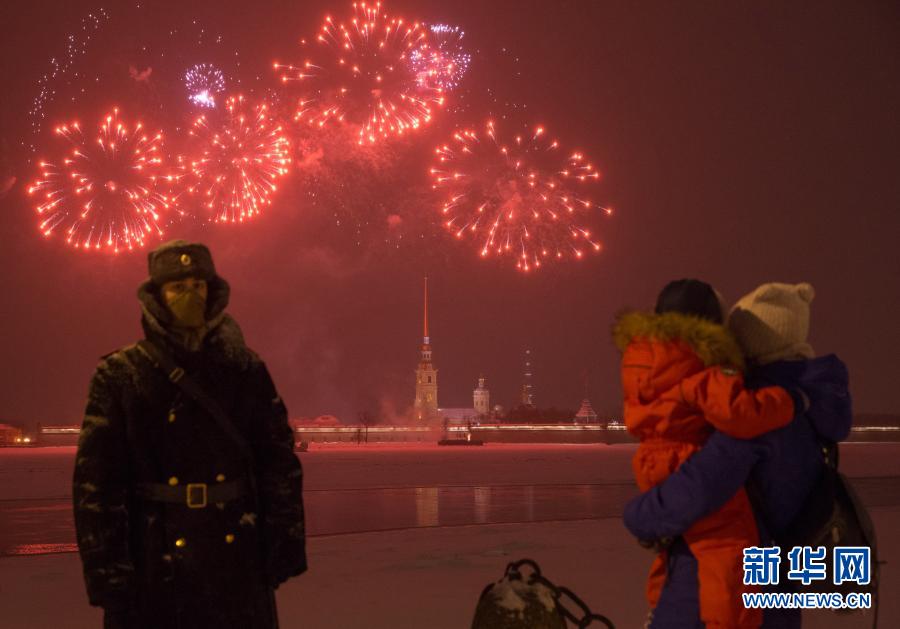 2月23日，俄罗斯圣彼得堡彼得堡罗要塞上空燃起烟花。当晚，俄罗斯圣彼得堡燃放烟花庆祝祖国保卫者日。新华社发（莫京娜 摄）