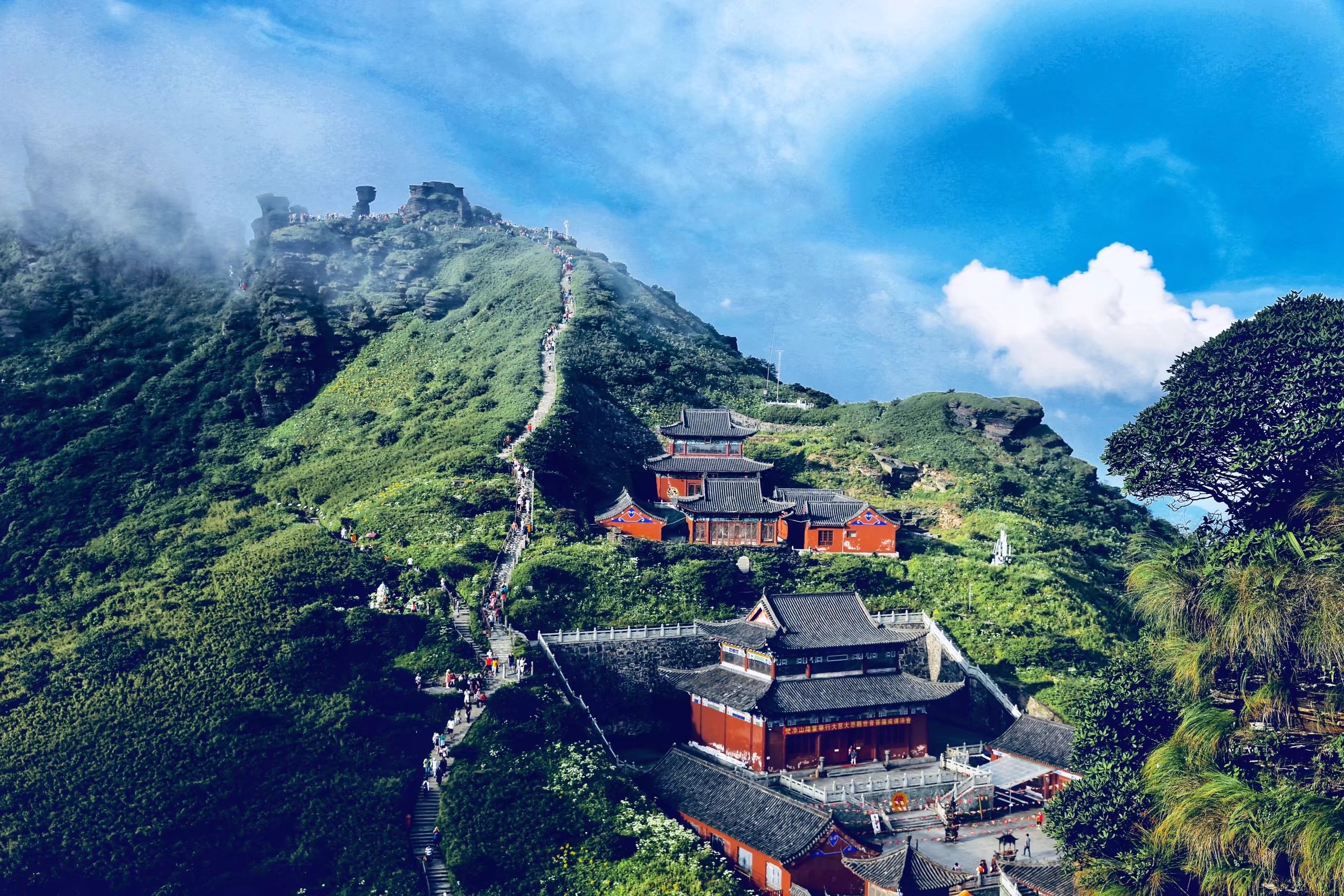 最奇怪的百年古寺,四面都是悬崖,横跨两座山峰,中间仅一桥相连