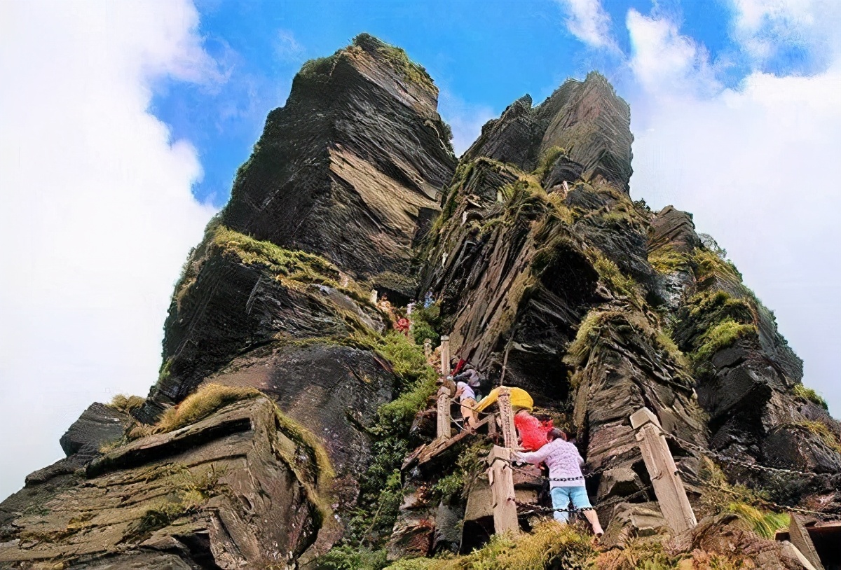 最奇怪的百年古寺，四面都是悬崖，横跨两座山峰，中间仅一桥相连