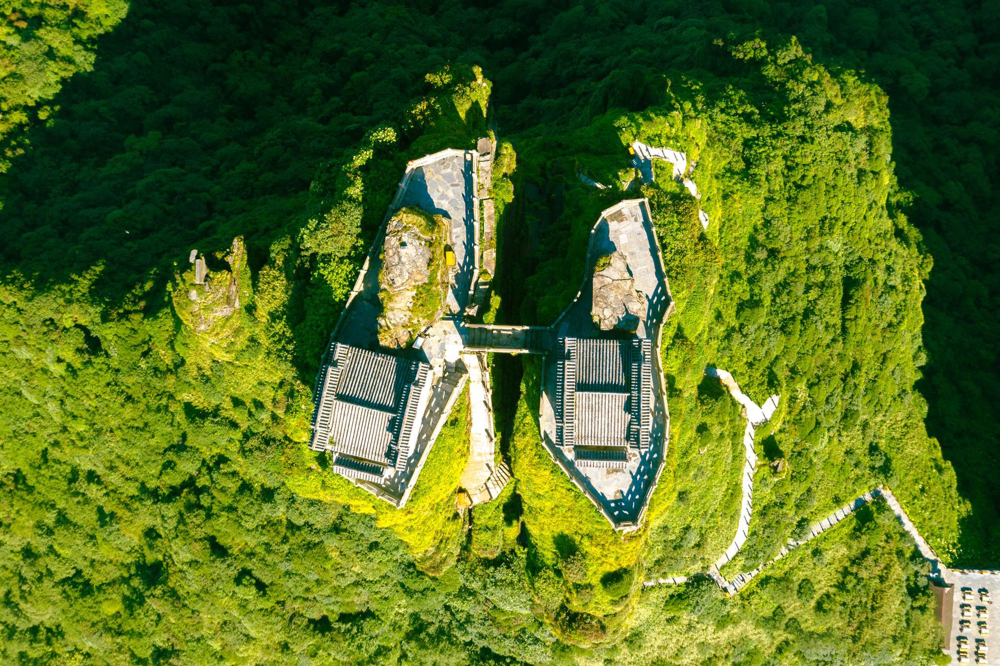 最奇怪的百年古寺,四面都是悬崖,横跨两座山峰,中间仅一桥相连