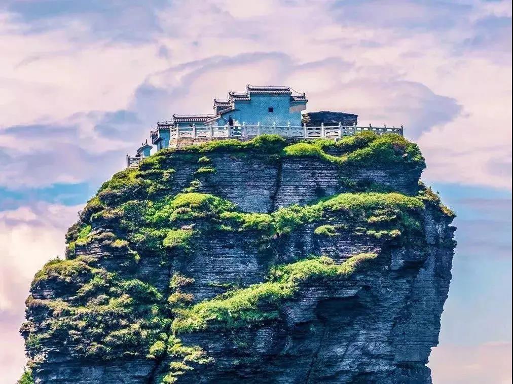 最奇怪的百年古寺,四面都是悬崖,横跨两座山峰,中间仅一桥相连