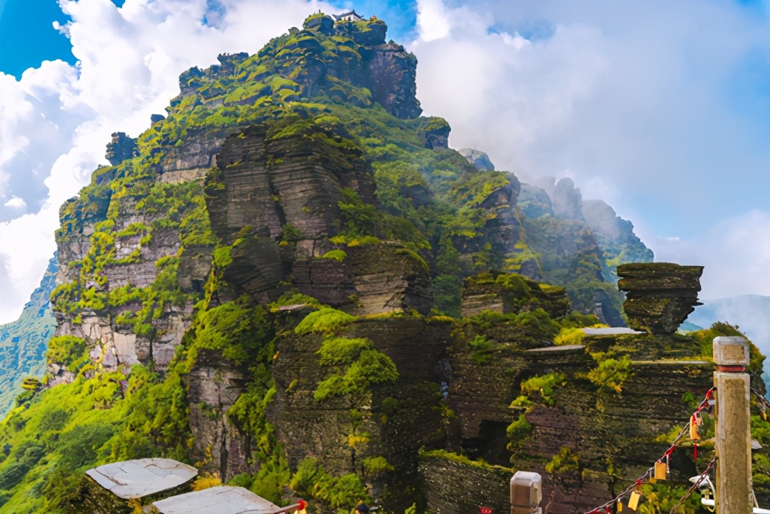 最奇怪的百年古寺，四面都是悬崖，横跨两座山峰，中间仅一桥相连