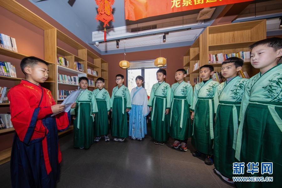 　　2月24日，祥和社区的小朋友在朗诵元宵节的诗词。新华社记者 徐昱 摄