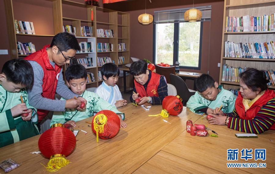 　　2月24日，祥和社区的小朋友在志愿者的带领下学习制作元宵节萝卜灯。新华社记者 徐昱 摄