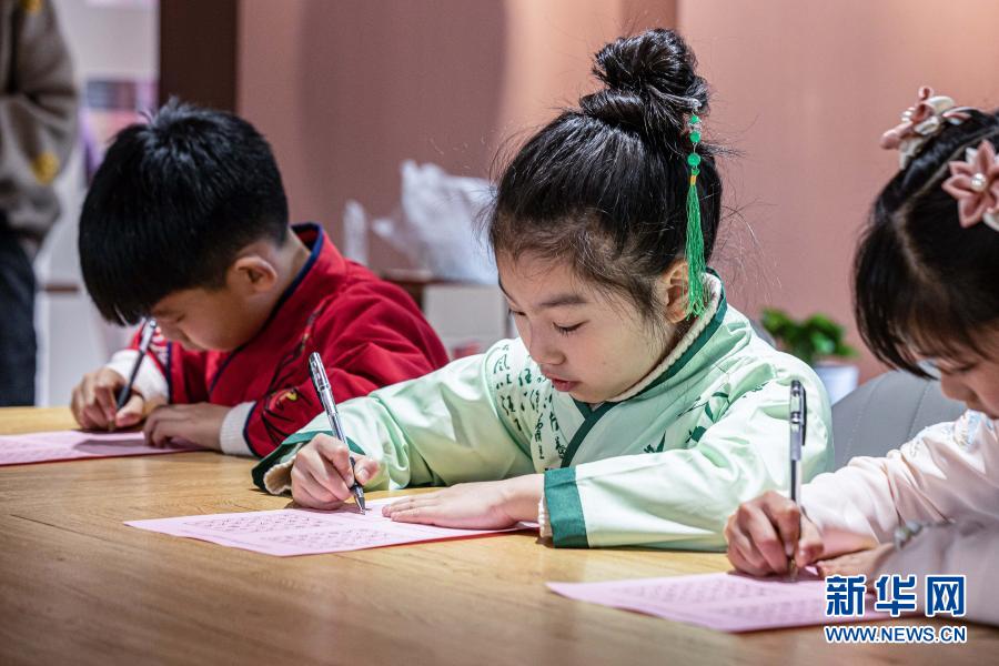 　　2月24日，祥和社区的小朋友在学习关于元宵节的诗词。新华社记者 徐昱 摄
