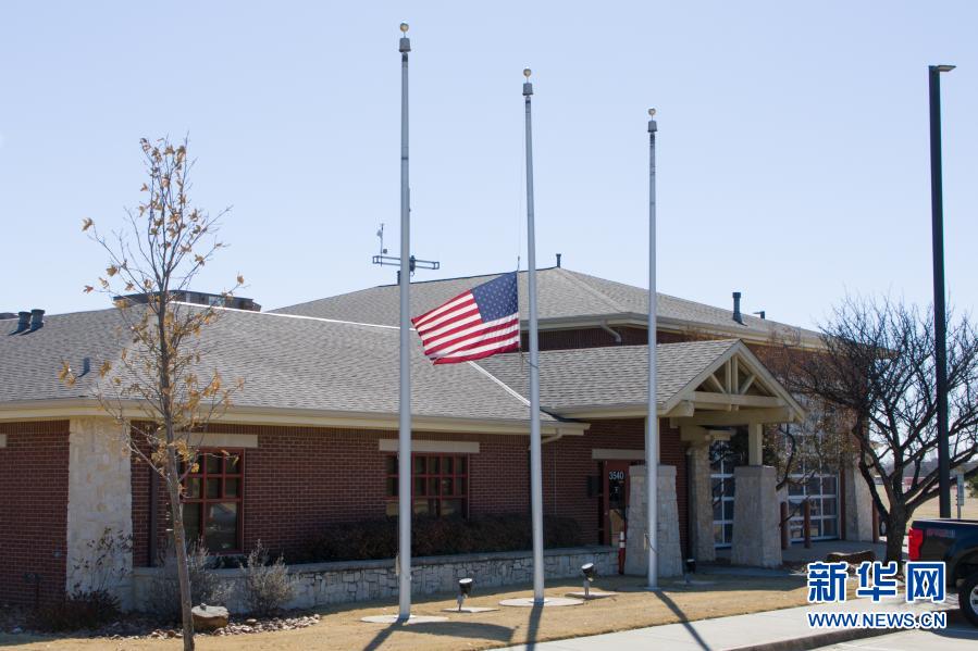 　　2月24日，美国得克萨斯州普莱诺市消防局门口的美国国旗降半旗悼念新冠逝者。新华社发（田丹摄）