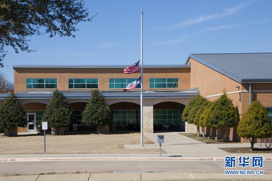 　　2月24日，美国得克萨斯州达拉斯市北郊一所学校门口的美国国旗和得克萨斯州旗降半旗悼念新冠逝者。新华社发（田丹摄）