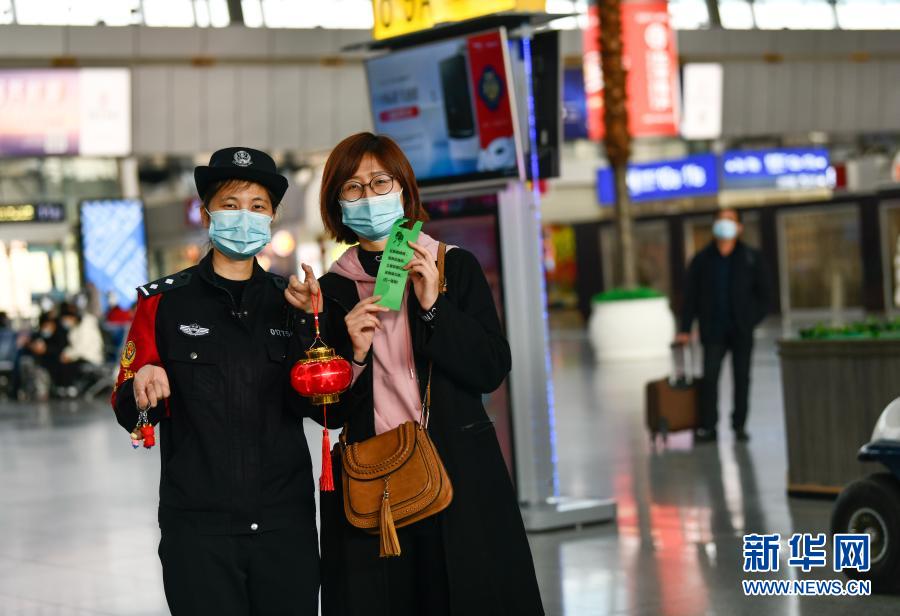 2月26日，在天津站候车厅，旅客与民警拿着节日礼物合影。当日是农历正月十五元宵节，北京铁路公安局天津铁路公安处与天津站派出所共同在天津站候车厅里举办了一场“猜灯谜、迎元宵”的节日活动，为即将踏上旅途的旅客们送上节日祝福、欢庆元宵佳节。新华社发（孙凡越 摄）