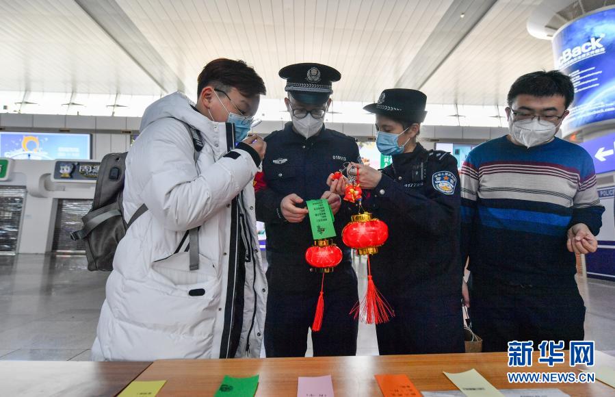 2月26日，旅客们在天津站候车厅内猜灯谜。当日是农历正月十五元宵节，北京铁路公安局天津铁路公安处与天津站派出所共同在天津站候车厅里举办了一场“猜灯谜、迎元宵”的节日活动，为即将踏上旅途的旅客们送上节日祝福、欢庆元宵佳节。新华社发（孙凡越 摄）