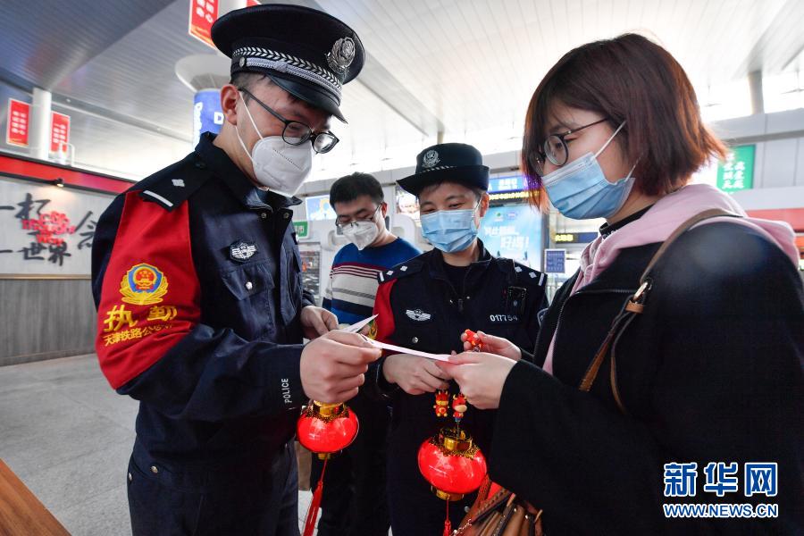 2月26日，旅客们在天津站候车厅内猜灯谜。当日是农历正月十五元宵节，北京铁路公安局天津铁路公安处与天津站派出所共同在天津站候车厅里举办了一场“猜灯谜、迎元宵”的节日活动，为即将踏上旅途的旅客们送上节日祝福、欢庆元宵佳节。新华社发（孙凡越 摄）