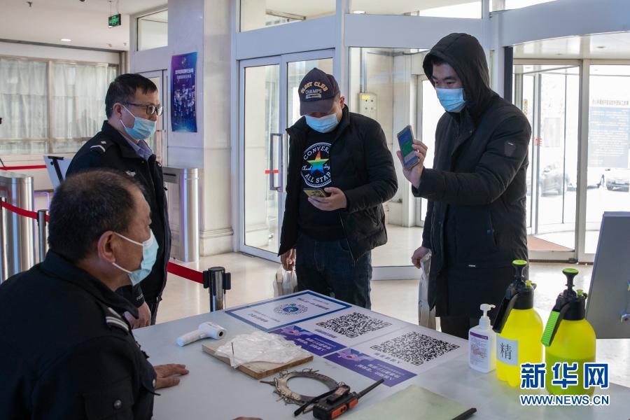 2月26日，在黑龙江省图书馆大厅，入馆读者使用手机进行扫码查验。自2月25日起，在严格落实疫情常态化防控要求和保障读者健康安全的基础上，位于哈尔滨的黑龙江省图书馆全面恢复开放服务。省图书馆实行每日入馆限流1200人，入馆读者全程佩戴口罩，经过体温测量以及龙江健康码、通信大数据、预约码查验后方可进入。新华社发（张涛 摄）
