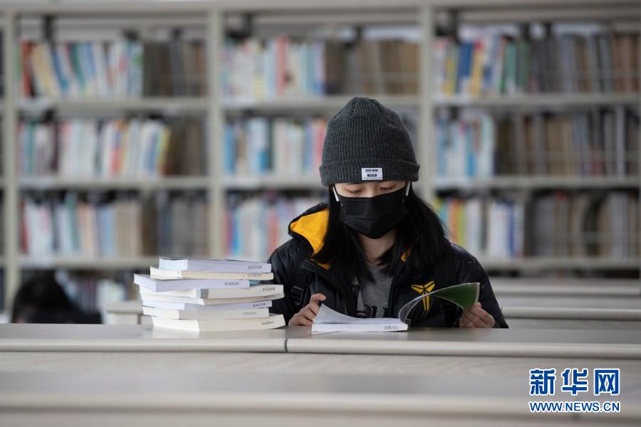 2月26日，在黑龙江省图书馆中文借阅室内，读者在挑选借阅图书。新华社发（张涛 摄）