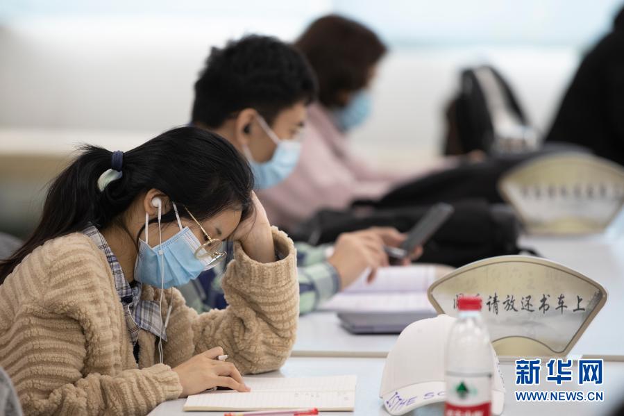 2月26日，读者在黑龙江省图书馆中文借阅室内进行自修。新华社发（张涛 摄）