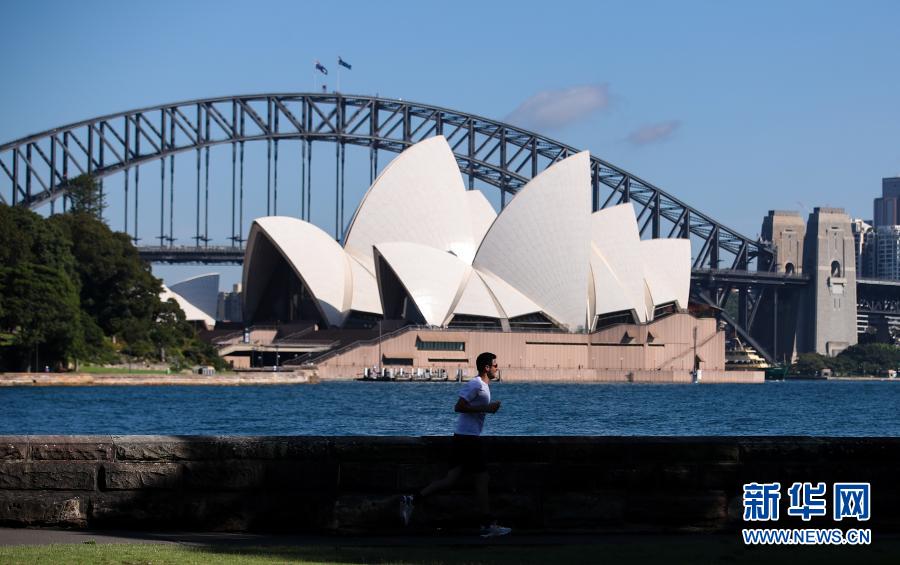 2月26日，一名市民在澳大利亚悉尼歌剧院对岸跑步。随着澳大利亚新冠疫苗接种率逐渐提高，澳最大城市悉尼目前已连续多日无本地传播病例，新南威尔士州州长贝雷吉克利安宣布自2月26日起，大悉尼地区疫情防控措施进一步解除，包括电影院可以满员观影，家庭访客人数限制上升为50，健身房团课人数限制提升至50等。新华社记者 白雪飞 摄