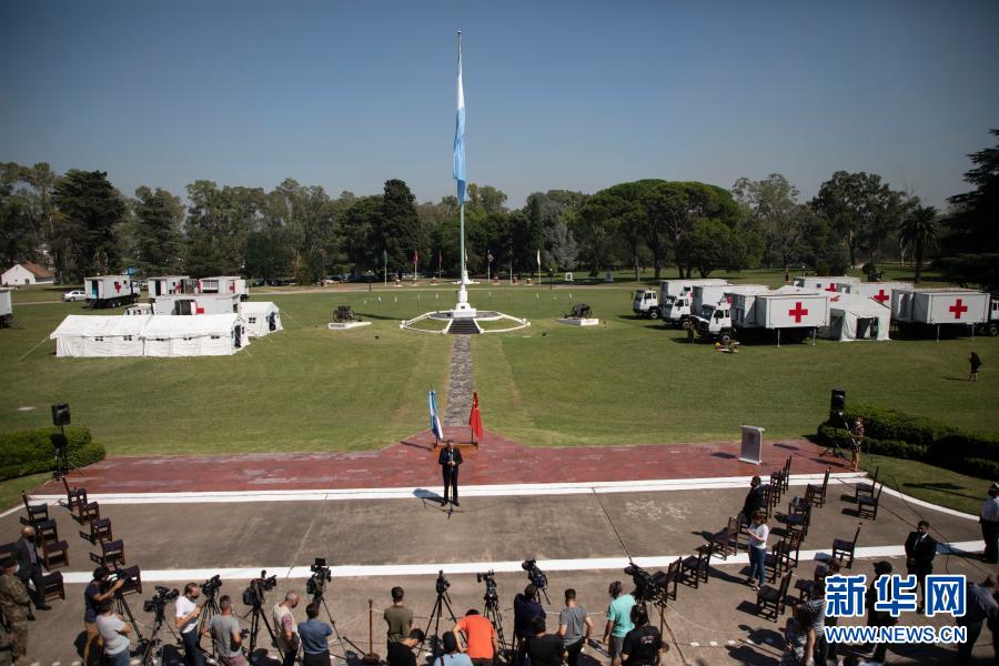 这是2月25日在阿根廷布宜诺斯艾利斯市郊区五月兵营拍摄的交接仪式现场。中国国防部援助阿根廷军队一座野战医院的交接仪式25日在布宜诺斯艾利斯市郊区五月兵营举行。新华社发（马丁·萨巴拉摄）
