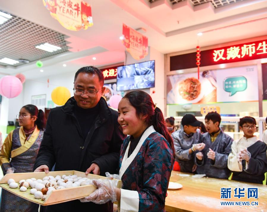 　　2月26日，师生在合肥市第三十五中学展示做好的汤圆。新华社记者 韩旭 摄