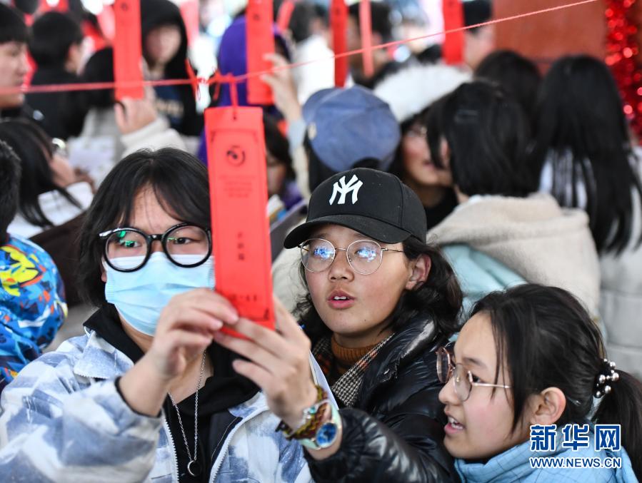 　　2月26日，学生在合肥市第三十五中学猜灯谜。新华社记者 韩旭 摄