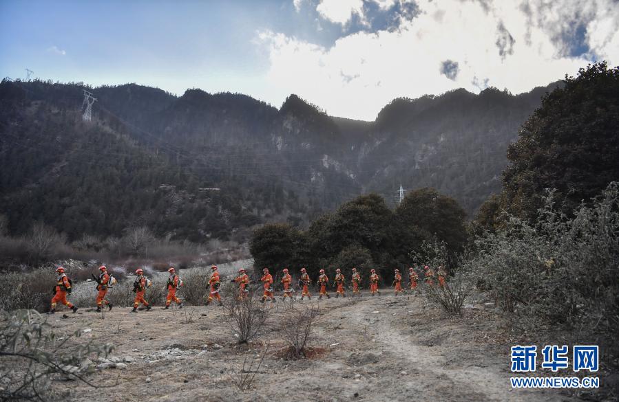 　　2月26日，西藏林芝市森林消防支队指战员在林区进行消防演练。　　2021年进入防火紧要期以来，西藏林芝市森林消防支队扎实开展全员全要素实装拉动演练，全力做好扑救森林火灾各项准备。　　新华社记者 晋美多吉 摄