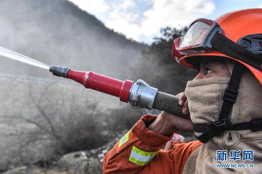 　　2月26日，西藏林芝市森林消防支队指战员开展消防演练。新华社记者 晋美多吉 摄